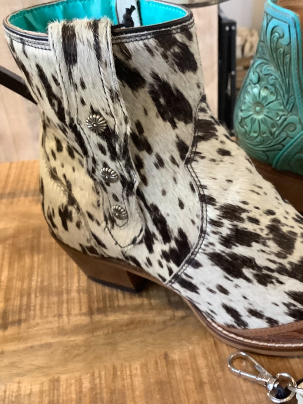 Western cowhide boot - Picture 2 of 9